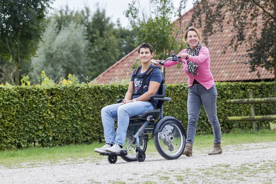 wandelen met O-Pair rolstoelfiets 
