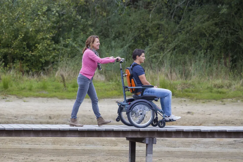 Wandelen met O-Pair rolstoelfiets 