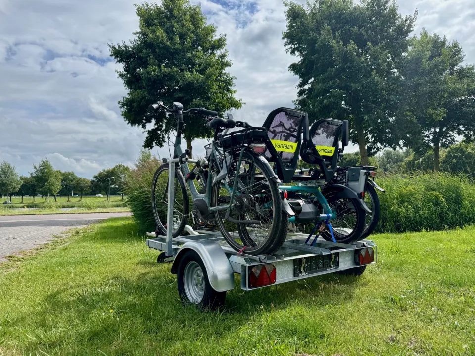 Aanhanger duofiets met twee fietsen